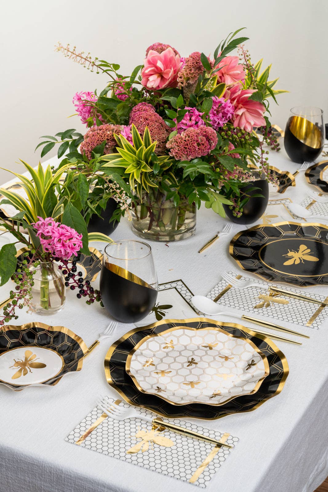 Honeybee Wavy Paper Salad Plate